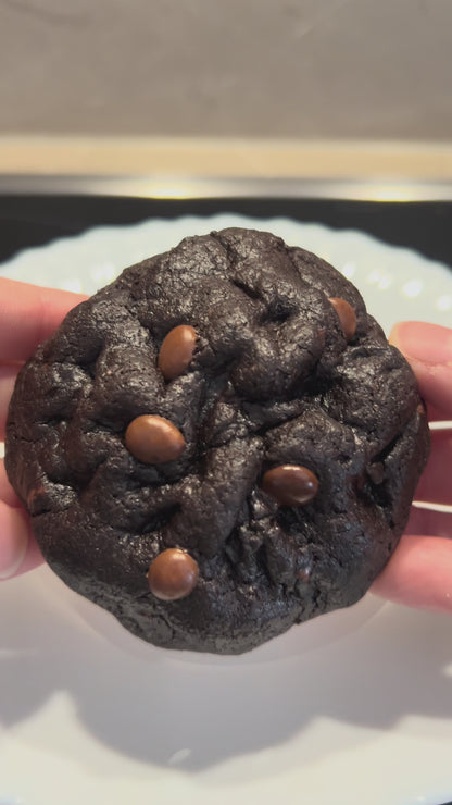 Lava Cookie — Für alle, die Schokolade ernst nehmen.
